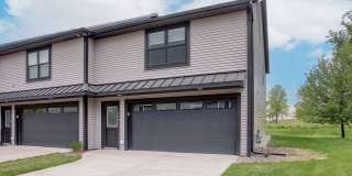 Spacious 2 Bed/2 Bath Condo in Prime Location Gallery 1
