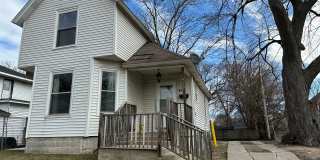 910 Union SE - Water included, Washer/dryer hook-up, Off-street parking. Gallery 1
