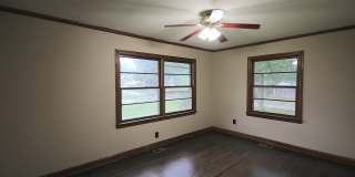 Charming 2 Bedroom Home with Large Fenced Yard! Gallery 8