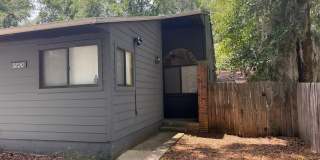 2 Bed 2 Bath Home in Seranola Manor ! Fenced in YARD! Gallery 1
