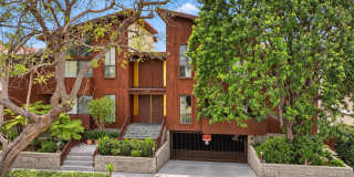 BRIGHT & AIRY, 2BR2.5BA TOWNHOUSE W/ DUAL PRIMARY SUITES, FENCED PATIO & 2-CAR GATED PARKING IN WELL-KEPT GATED BUILDING! BRIGHT & AIRY, 2BR2.5BA TOWNHOUSE W/ DUAL PRIMARY SUITES, FENCED PATIO & 2-CAR GATED PARKING IN WELL-KEPT GATED BUILDING! Gallery 1