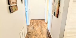 Annual furnished/Seasonal/short term 2 bedroom 1 1/2 bath top floor, renovated condo near Siesta Key! Gallery 13