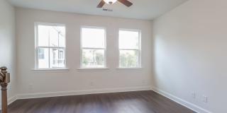 Beautiful 3BR 3.5BA Townhome w/ Full Appliance Kitchen Garage Parking in West End Gallery 13