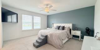 Spacious 4BR Home with Office, Loft & Lake Views Gallery 20