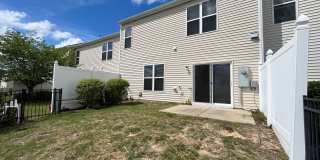 **OFFERING REFUNDABLE APPLICATION FEES** Fantastic 3BD, 2.5BA North Raleigh Townhome with Fenced Backyard in an HOA Community with Premier Amenities Gallery 25