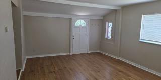 SPACIOUS, BRIGHT 2 BEDROOM - LARGE YARD Gallery 11