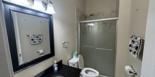 Luxurious, Galewood Penthouse Condo 3BR/2BA Gallery 12