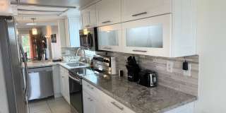 Beatifully updated Beach condo FULLY FURNISHED ANNUAL RENTAL 2/2 Gallery 6