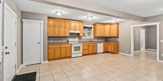 2 bed 1 Bath Burien House with in unit laundry Gallery 1