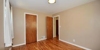 Charming 2 bed 1 bath bungalow with 2nd living room Gallery 17