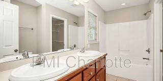 Room in 3 Bedroom Home at Ridge Ave Gallery 6