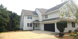 Updated 4 bedroom New Berlin townhome Gallery 1