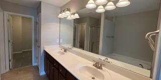 **OFFERING REFUNDABLE APPLICATION FEES** Fantastic 3BD, 2.5BA North Raleigh Townhome with Fenced Backyard in an HOA Community with Premier Amenities Gallery 16