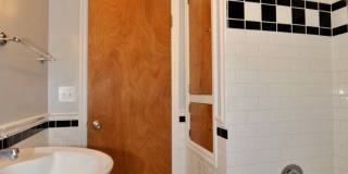 Charming 2 bed 1 bath bungalow with 2nd living room Gallery 19