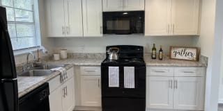 Riviera Park Apartments & Townhomes Gallery 9