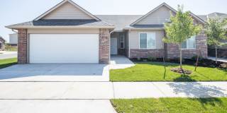 Beautiful Villa in 55+ Independent Living Community Gallery 1