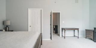 Beautiful & Comfortable 3 Bed 4 Bath End Unit Gallery 10