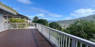 Renovated 6 Bedroom, 3.5 Bath Home with 2 Garages in Aina Haina Gallery 1