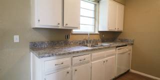 Midtown 3 Bedroom Gem! Available Mid/Late August Gallery 7