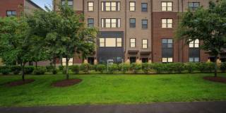 44764 TIVERTON Square Gallery 1
