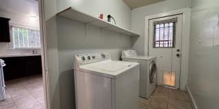 Large centrally located unit with shared yard Large centrally located unit with shared yard Gallery 14