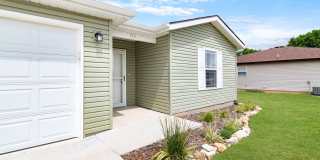 3 bedroom 2 bath 2 Car Garage with fenced yard for rent, Hollister, MO Gallery 1