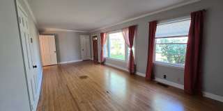 Charming Old Hickory Cottage with Vintage Character Gallery 4