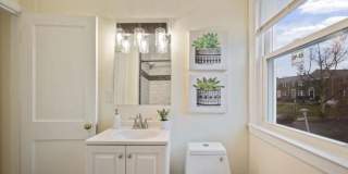 Beautiful Renovated 3BR/2BTH Brick Townhome Gallery 17