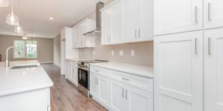 Beautiful 3BR 2.5BA Townhome w/ Full Appliance Kitchen • Garage Parking • Ultra-Modern Gallery 7