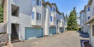 Everett Townhome with 2 Car Garage Everett Townhome with 2 Car Garage Gallery 1