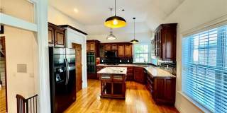 Prime Location 4 Bedroom 3 1/2 bath 2 garages! Gallery 11