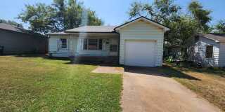 2 bedroom 1 bath bungalow in Shawnee. Gallery 28