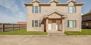 IMMEDIATE MOVE IN!!!  3 bedroom 3 Bathroom Duplex Next Door to Blinn! Gallery 1