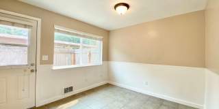 Charming Townhome in Bellevue's Newport Hills Community Gallery 8