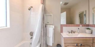 Beautifully Remodeled Home in Fantastic Westside Village/Palms location Gallery 13
