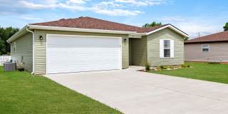 3 bedroom 2 bath 2 Car Garage with fenced yard  for rent, Hollister, MO Gallery 1
