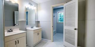 Room in 5 Bedroom Home at Kinnamon Rd Gallery 28