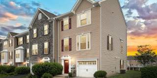 End Unit Townhome in Regents Glen Community! Gallery 1