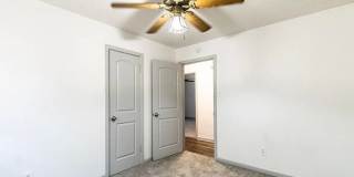 Centrally Located 3 bedroom 2 bathroom house! Gallery 34