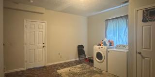 Large 4 Bedroom, 3 bathroom house near Downtown Gallery 26