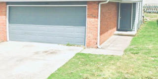 Great 3 Bed 2 Bath 2 Car Garage Split Level Duplex- Pets ok! Gallery 1