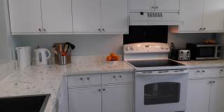 Short term, turnkey furnished, 2 bedroom, 2 bathroom condo in convenient Bradenton location. Gallery 3