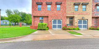 Furnished End-Unit Townhome Near UCO – Flexible Lease Options! Gallery 1