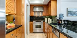 Elegant Riverfront Condo with Panoramic Views & Modern Comforts in Vancouver, WA Gallery 4