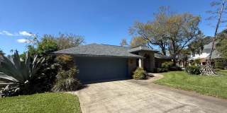 Beautiful 3 bedroom 2.5 bathroom pool home Gallery 3