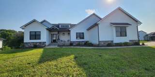 Stunning 5 Bedroom 3.5 Bathroom in Bettendorf Gallery 1