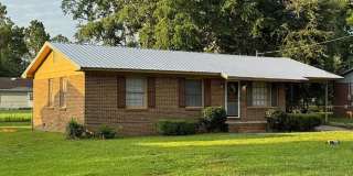 3 Bed/1.5 Bath Brick Home- Under Renovations Gallery 1