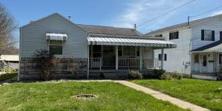 3 BR 1 Bath House w/Bonus Room + Screened-In Back Patio! Gallery 1