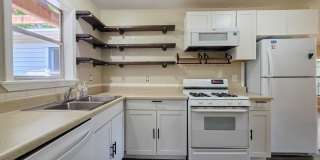 Charming 3 Bed 1.5 Bath home walkable to campus Gallery 9