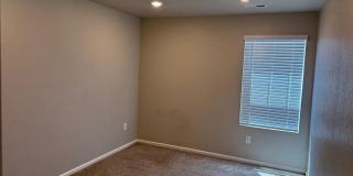 Spacious 3BR House in Aurora Gallery 9